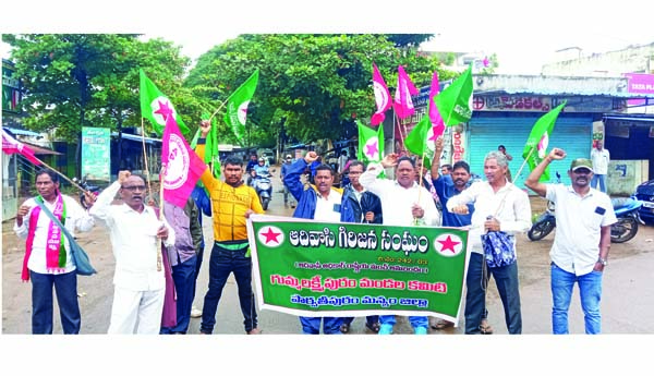  గుమ్మలక్ష్మీపురంలో నిరసన తెలుపుతున్న గిరిజన సంఘం నాయకులు