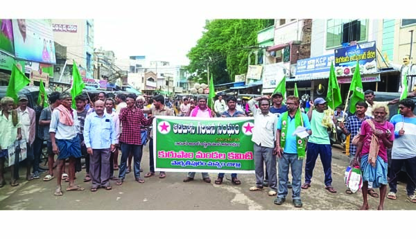 కురుపాంలో నిరసన తెలుపుతున్న గిరిజన సంఘం నాయకులు