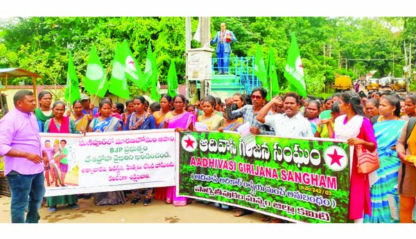  గుమ్మలక్ష్మీపురంలో నిరసన తెలుపుతున్న గిరిజన సంఘం నాయకులు