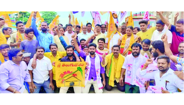  గజపతినగరం : నిరసన తెలుపుతున్న టిడిపి నాయకులు