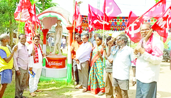 గజపతినగరంలో గాంధీ విగ్రహం వద్ద నిరసన తెలుపుతున్న సిపిఎం, సిపిఐ నాయకులు, కార్యకర్తలు