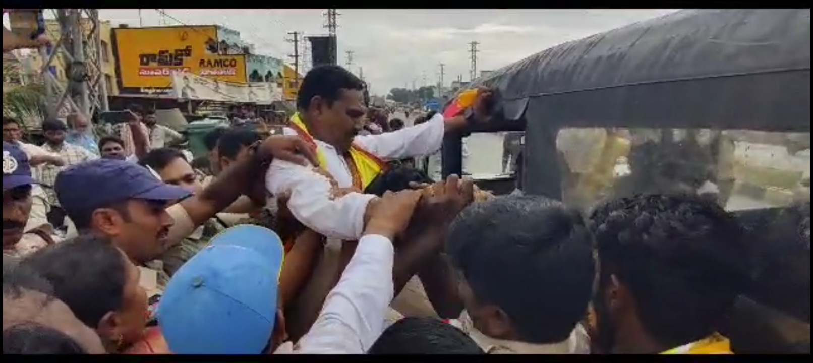    చీపురుపల్లి : దీక్షలో మాట్లాడుతున్న కిమిడి నాగార్జున