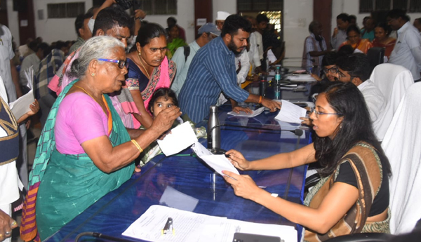  వినతులు స్వీకరిస్తున్న కలెక్టర్‌ నాగలక్ష్మి