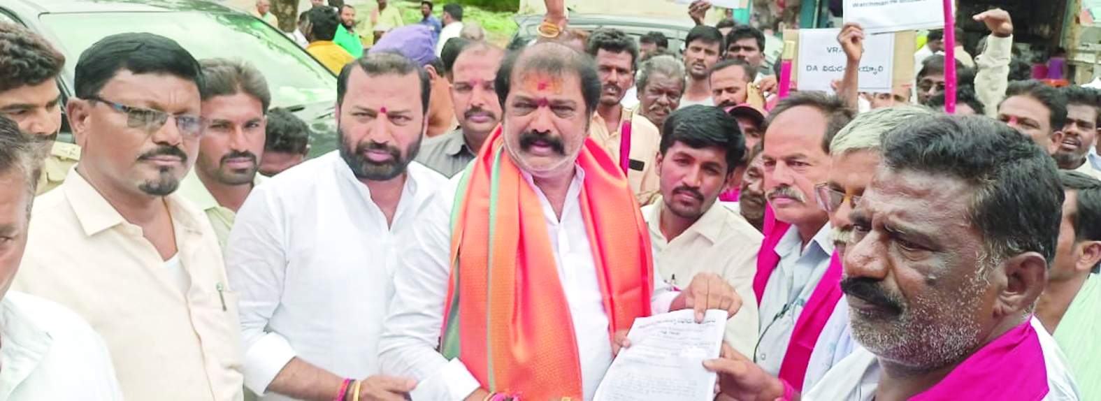 హోళగుందలో మంత్రికి వినతిపత్రం అందజేస్తున్న నాయకులు