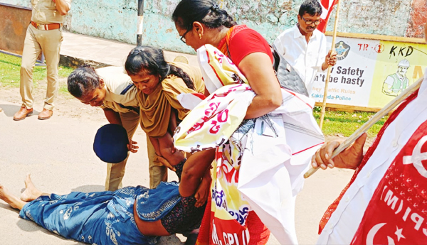 kakinada-left-parties-protest-against-power-charges1