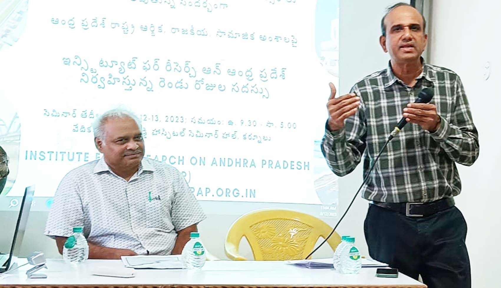 మాట్లాడుతున్న హైదరాబాద్ సెంట్రల్ యూనివర్సిటీ ప్రొఫెసర్ డాక్టర్ పురేంద్రప్రసాద్