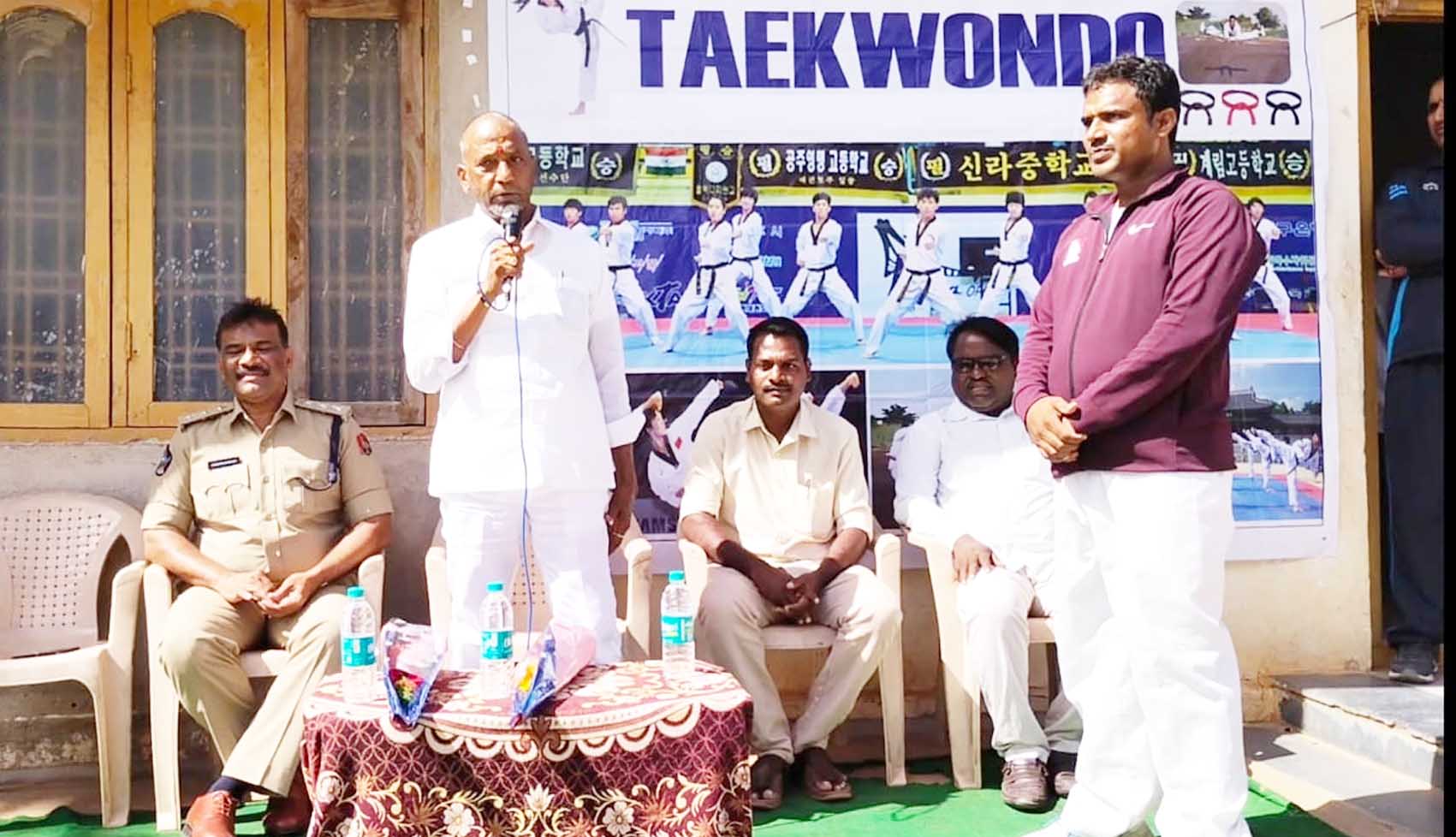 మాట్లాడుతున్న కాటసాని రాంభూపాల్రెడ్డి