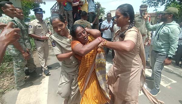 సిఐటియు నాయకులు వి.ఇందిరను అరెస్టు చేస్తున్న పోలీసులు