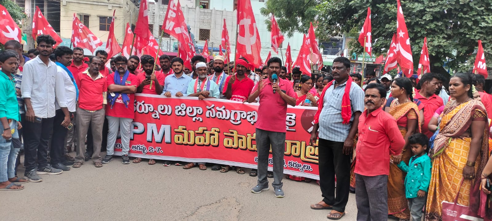 పాదయాత్రనుద్దేశించి మాట్లాడుతున్న జి.రామకృష్ణ