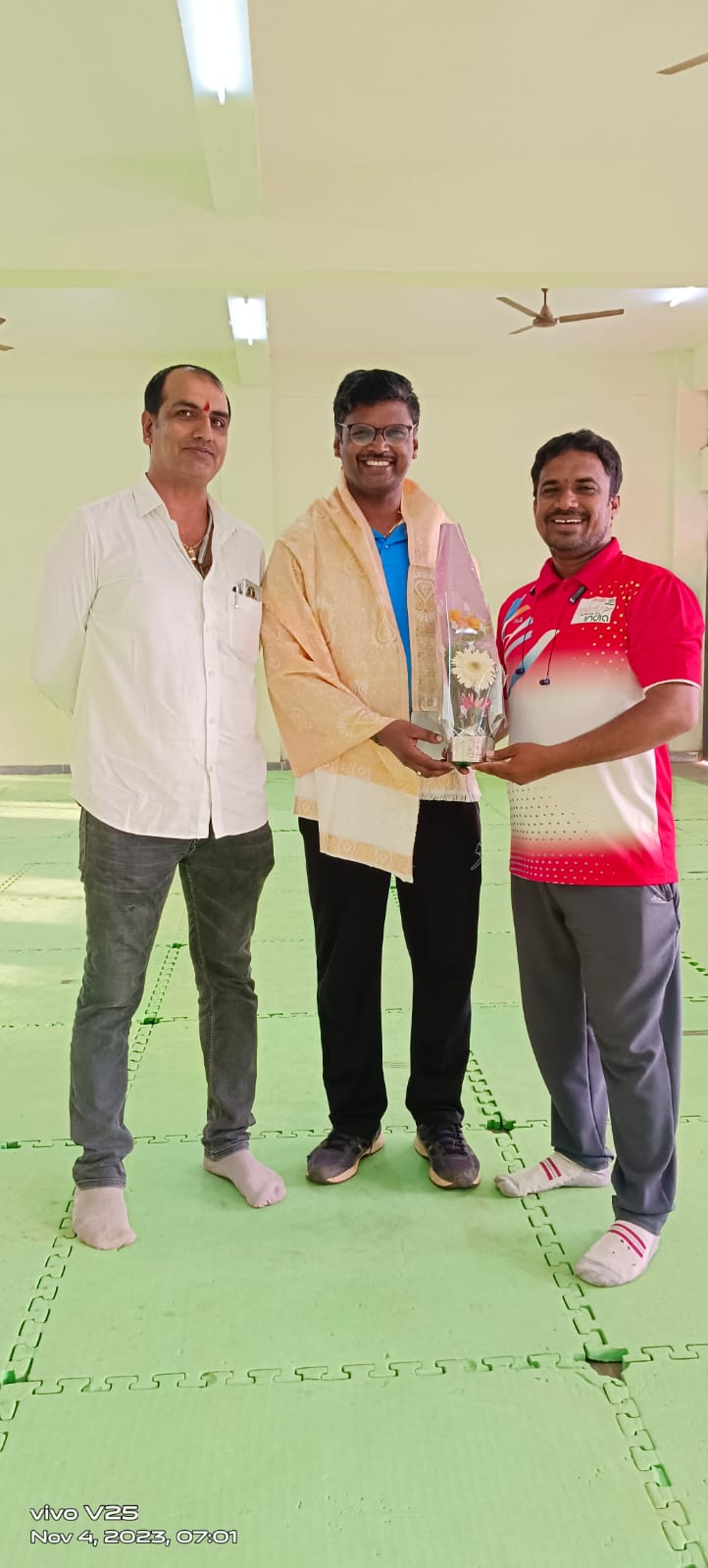 కర్నూలు స్పోర్ట్స్ హాస్టల్ తైక్వాండో కోచ్ కె.కార్తికేయన్కు బొకే అందజేస్తున్న జి.షబ్బీర్ హుస్సేన్