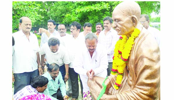 విటి అగ్రహారంలో గాంధీ విగ్రహం వద్ద నివాళులర్పిస్తున్న డిప్యూటీ స్పీకర్‌ కోలగట్ల వీరభద్రస్వామి