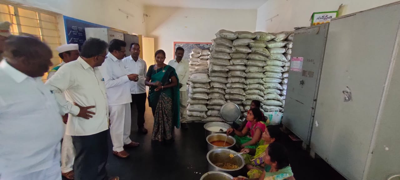 భోజనశాలను పరిశీలిస్తున్న దృశ్యం