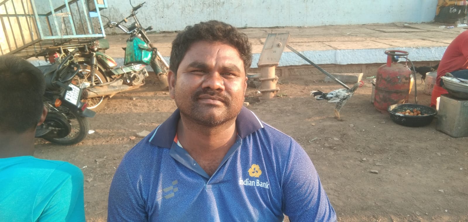 రాఘవ, తినుబండారాల వ్యాపారస్తుడు.