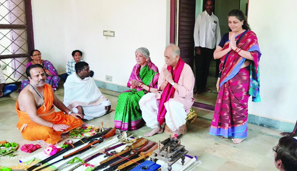 కురుపాం.. ఆయుధ పూజలు నిర్వహిస్తున్న కిశోర్ చంద్రదేవ్ దంపతులు