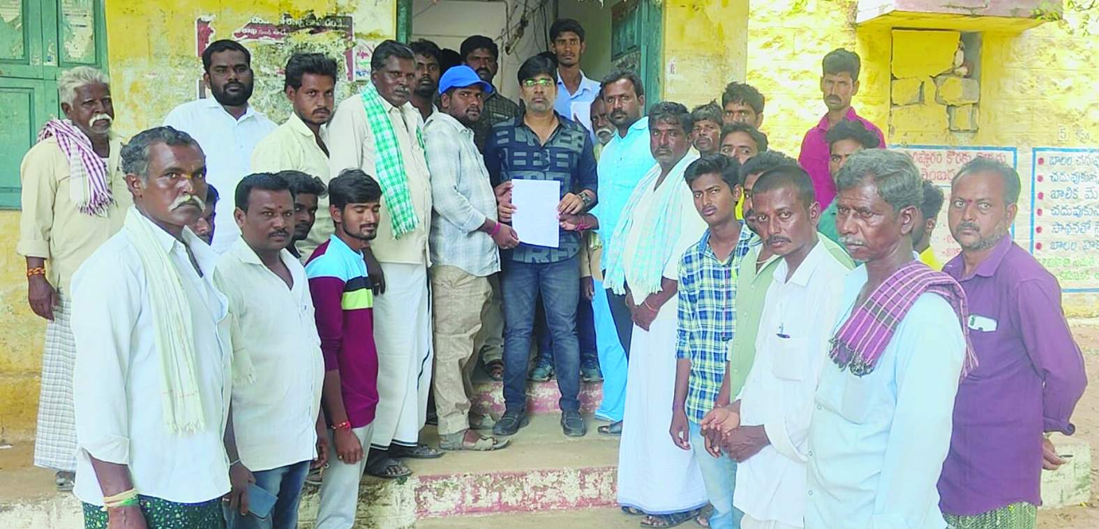 కోసిగిలో వినతిపత్రం అందజేస్తున్న నాయకులు