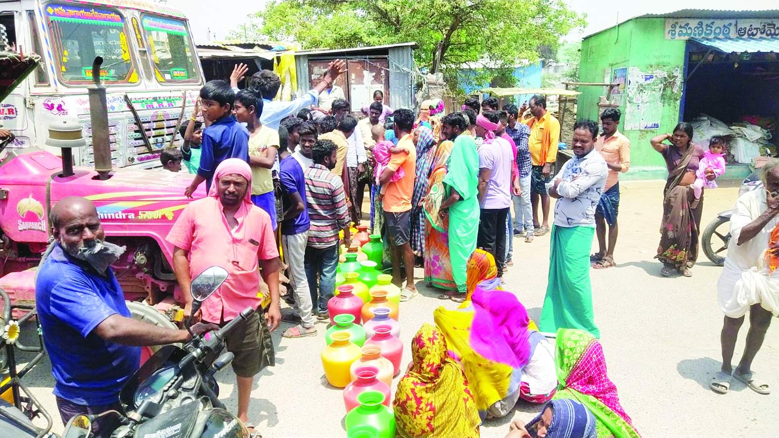 వాహనాలను అడ్డుకుంటున్న మహిళలు