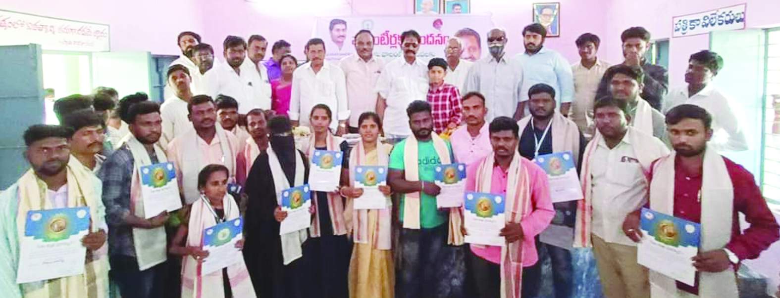 కౌతాళంలో వాలంటీర్లను సన్మానిస్తున్న ఎమ్మెల్యే బాలనాగిరెడ్డి