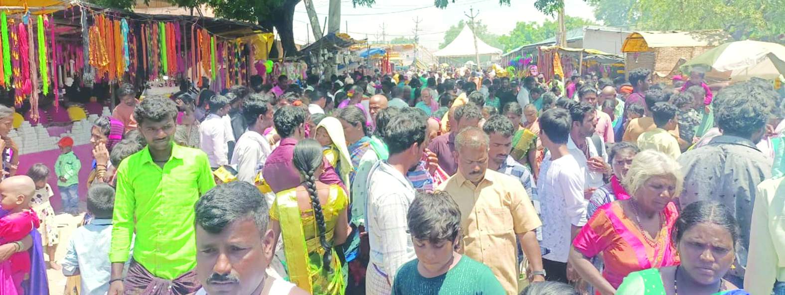 ఆలయ ఆవరణలో ఉన్న భక్తులు