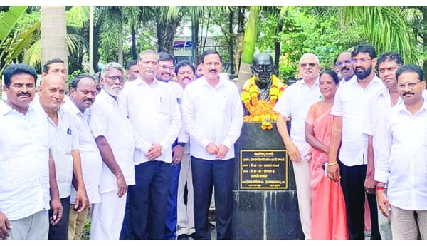 కొత్తవలస.. గాంధీ విగ్రహం వద్ద నివాళులర్పిస్తున్న ఎమ్మెల్యే కడుబండి, నాయకులు