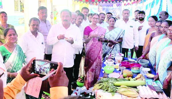  కొత్తవలస.. స్టాళ్లను పరిశీలిస్తున్న ఎమ్మెల్యే కడుబండి శ్రీనివాసరావు