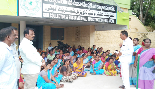పోటో: సబ్ కలెక్టర్ కార్యాలయం ముందు బైఠాయించిన అంగన్వాడీలు