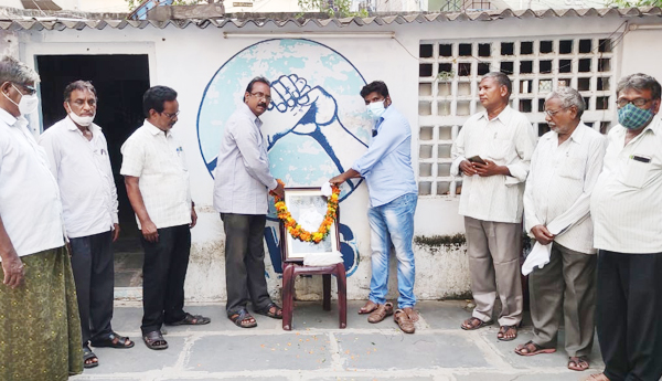 విజయవాడలోని ఎంబివికెలో జాషువా చిత్ర పటం వద్ద నివాళులర్పిస్తున్న మధు, మురళీకృష్ణ, తులసీరావు, గాదె సుబ్బారెడ్డి తదితరులు