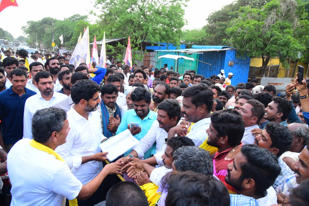 వినతులు స్వీకరిస్తున్న నారా లోకేష్‌