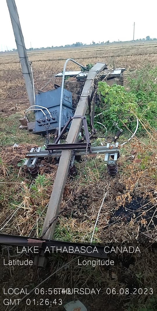 పడిపోయిన విద్యుత్‌ ట్రాన్స్‌ఫార్మర్‌