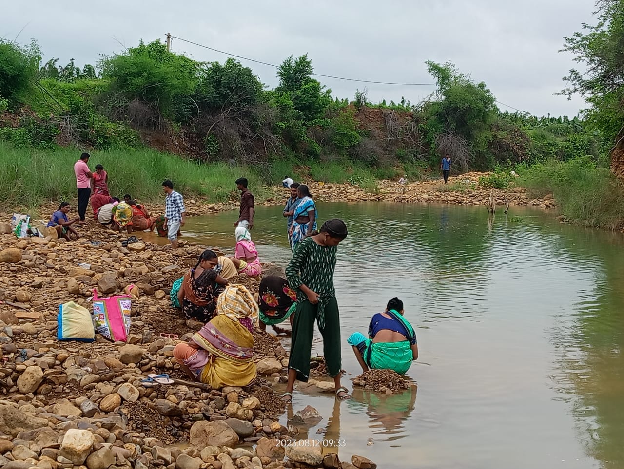 వజ్రాల వేటలో నిమగమైన ప్రజలు