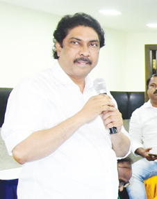 ప్రశ్నిస్తే కొడుతున్నారు