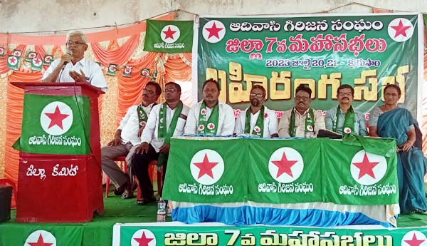 సభలో మాట్లాడుతున్న ఎపిరైతు సంఘం జిల్లా అధ్యక్షులు ఎం.కృష్ణమూర్తి