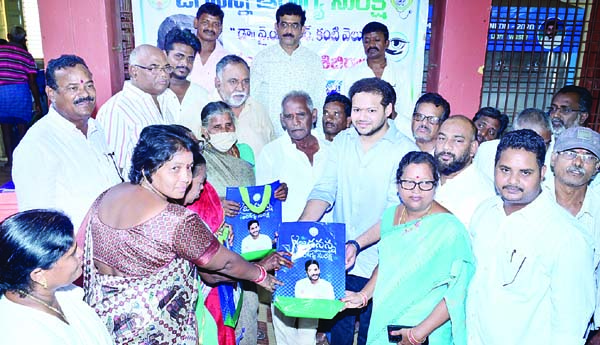 మెరకముడిదాం.. మందులు అందజేస్తున్న బొత్స సందీప్‌