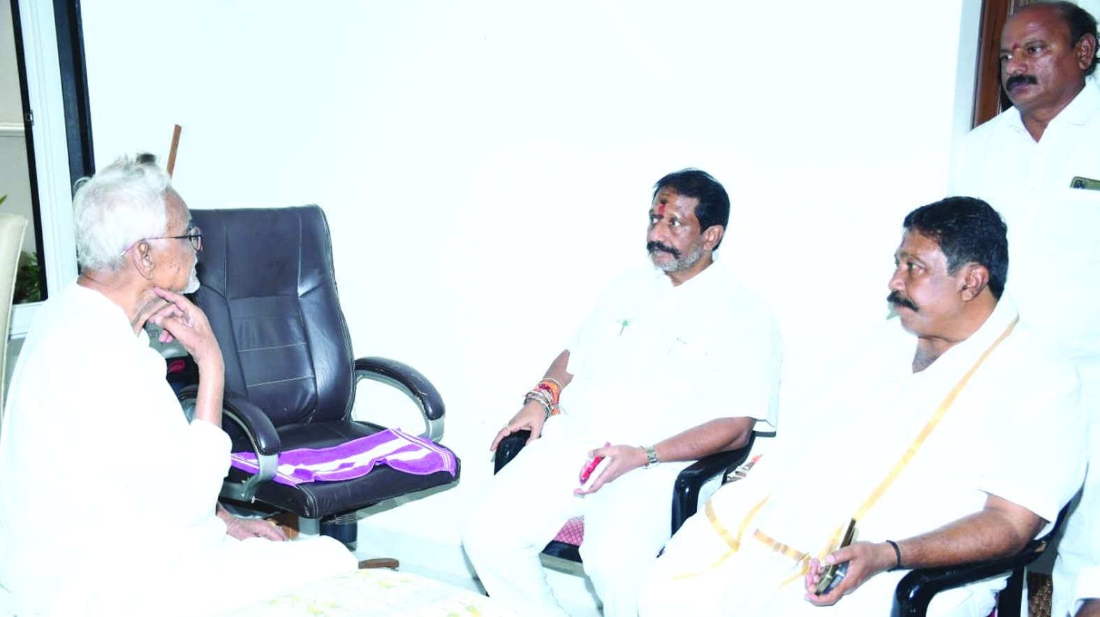 సుబ్బారెడ్డితో మాట్లాడుతున్న ఎమ్మెల్యేలు