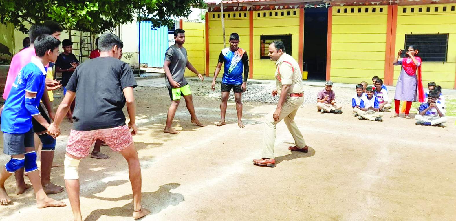 మంత్రాలయంలో కబడ్డీ ఆడుతున్న ఎస్‌ఐ