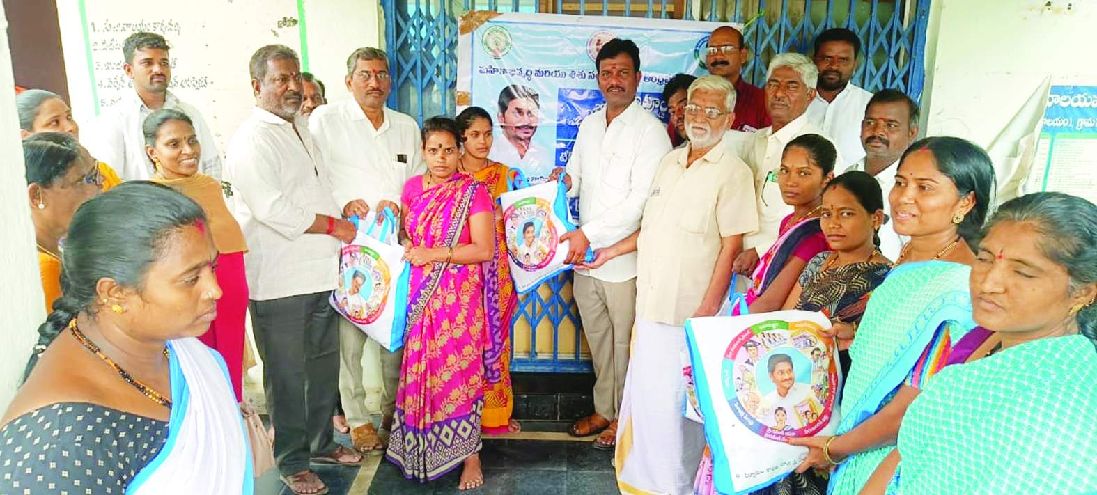 మంత్రాలయంలో కిట్లు పంపిణీ చేస్తున్న సర్పంచి అరుణ్‌ కుమార్‌