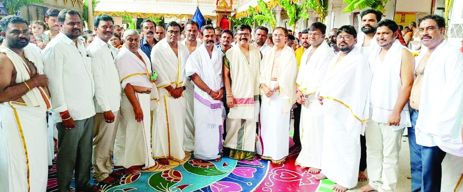 ఆలయ ఆవరణలో ఉన్న ప్రదీప్‌రెడ్డి, నాయకులు