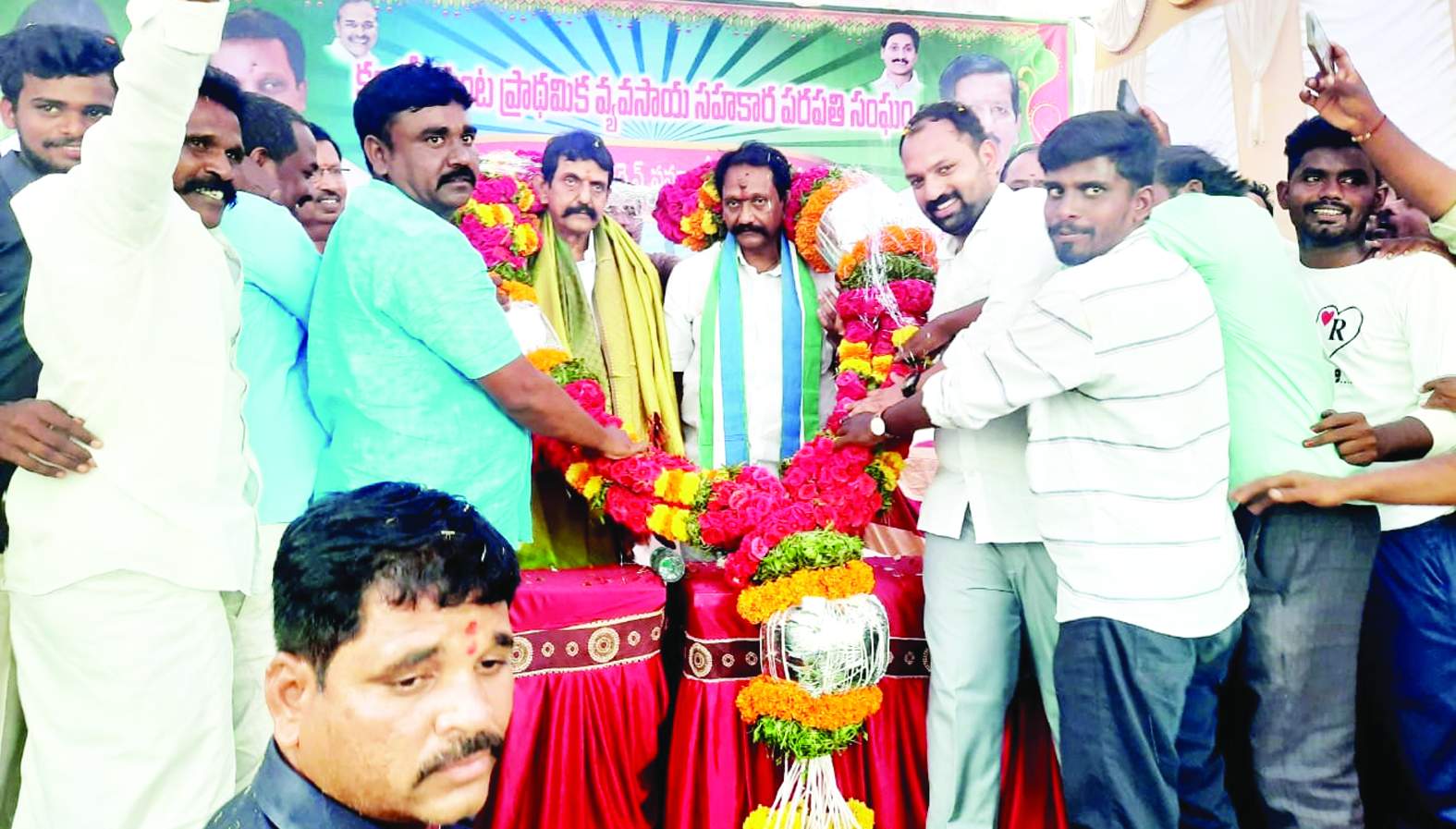 బాలనాగిరెడ్డిని, సీతారామిరెడ్డిని సన్మానిస్తున్న నాయకులు