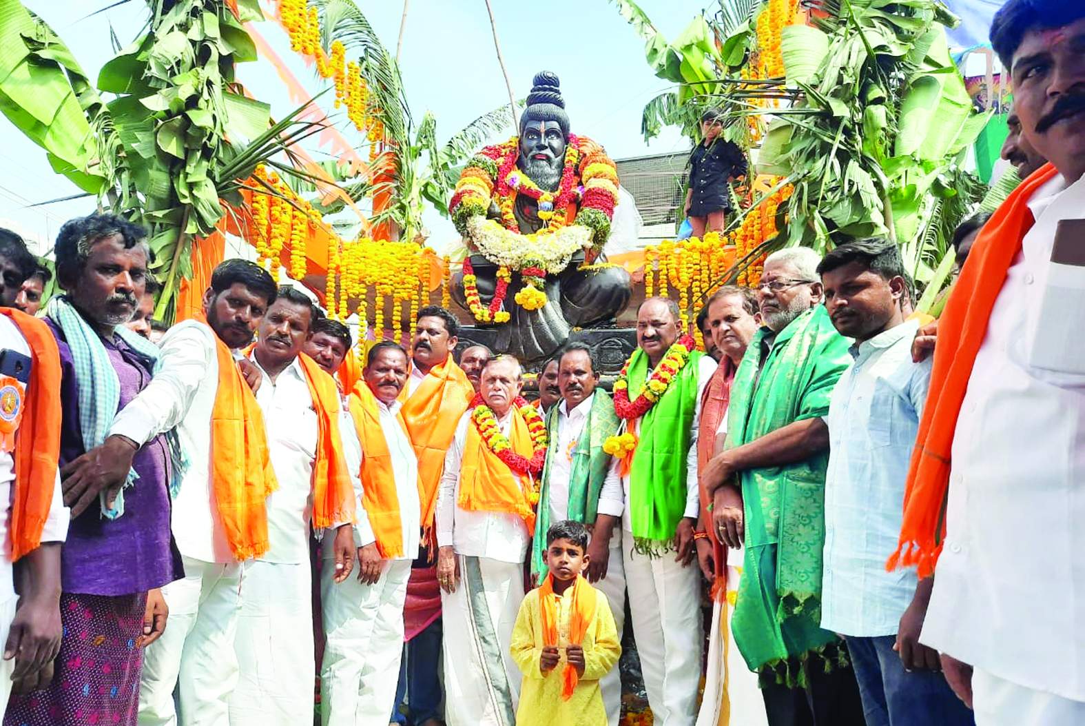 విగ్రహావిష్కరణలో పాల్గొన్న తిక్కారెడ్డి, నాయకులు