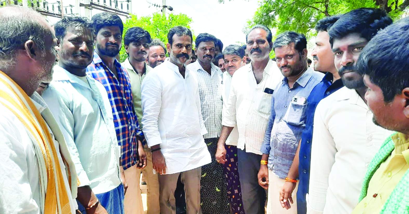 రైతులతో మాట్లాడుతున్న ప్రదీప్‌రెడ్డి