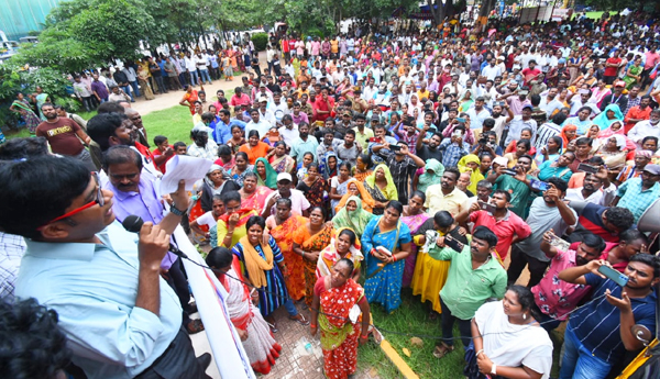 municipal-workers-protest-in-visakha-promise