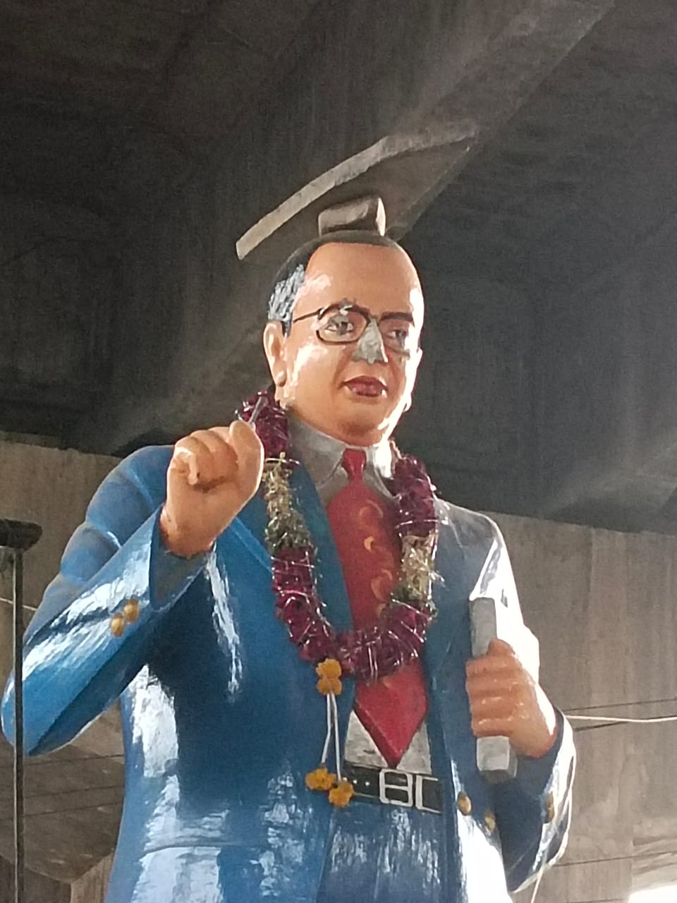 దుండగులచేతిలో దెబ్బ తిన్న అంబేడ్కర్ విగ్రహం