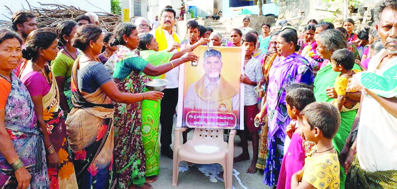 నందవరంలో పాలాభిషేకం చేస్తున్న మాధవ రావు దేశాయి, మహిళలు