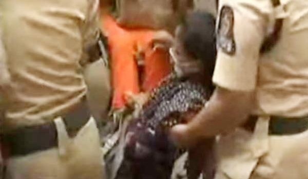 నర్సుల ఆందోళన ఉద్రిక్తం..