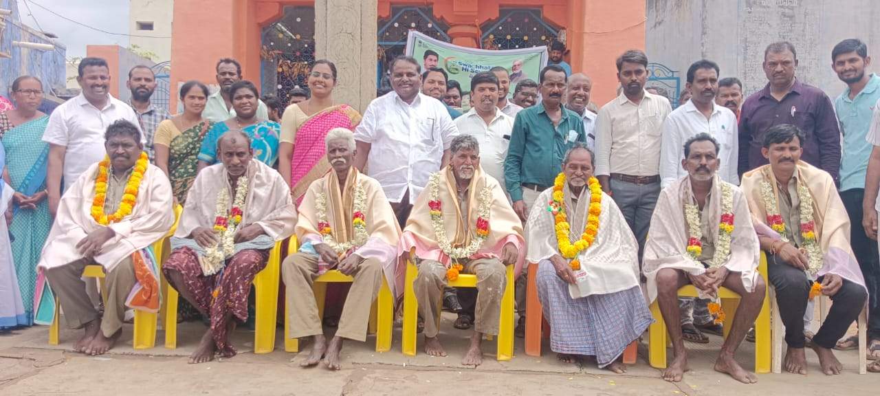 సన్మానిస్తున్న దృశ్యం 