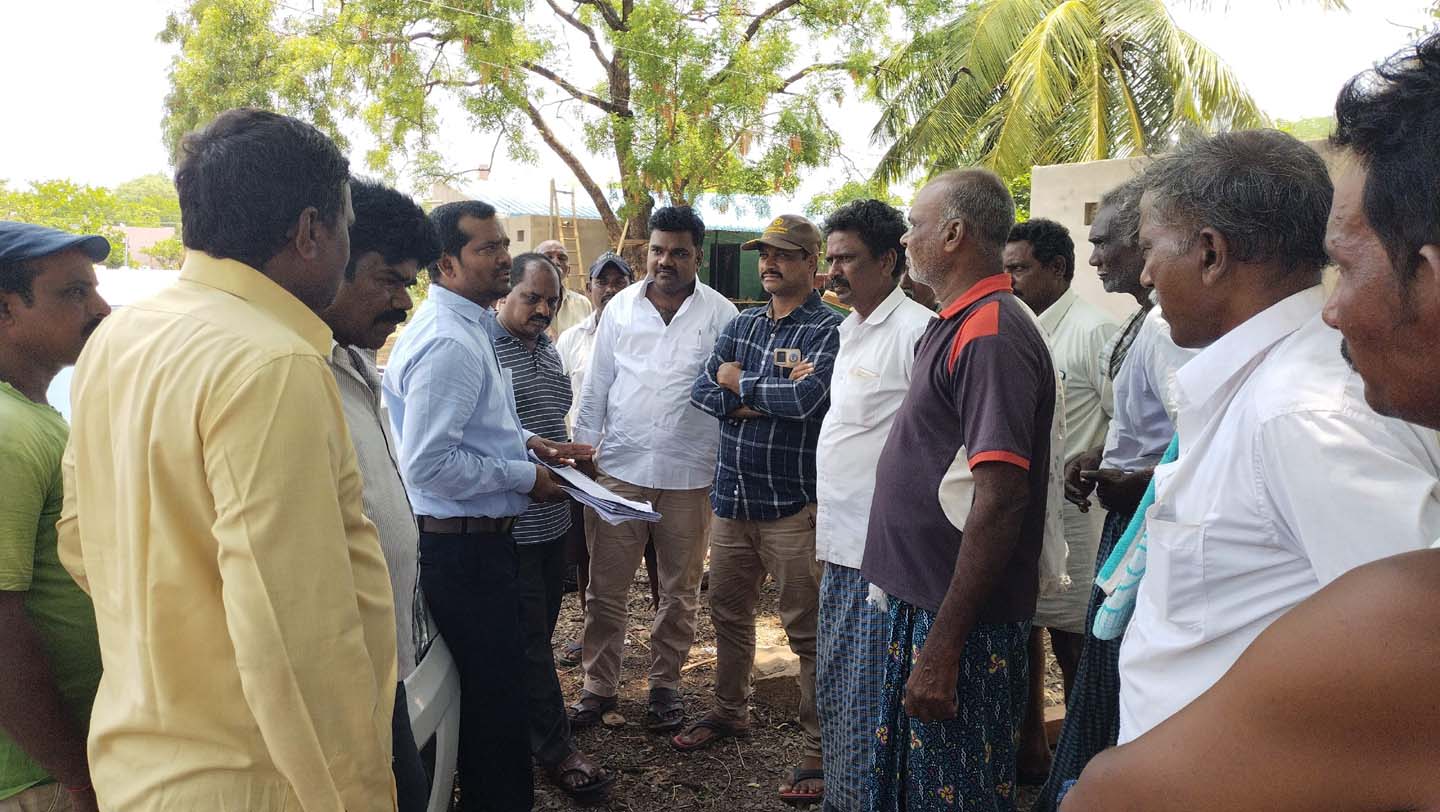  నాయకులు, గ్రామస్తులతో మాట్లాడుతున్న కెసి కెనాల్‌ ఎఇఇ