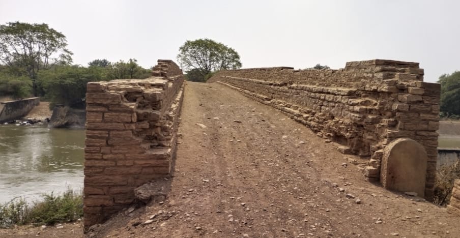 శిథిలావస్థకు చేరిన పురాతన బ్రిడ్జి