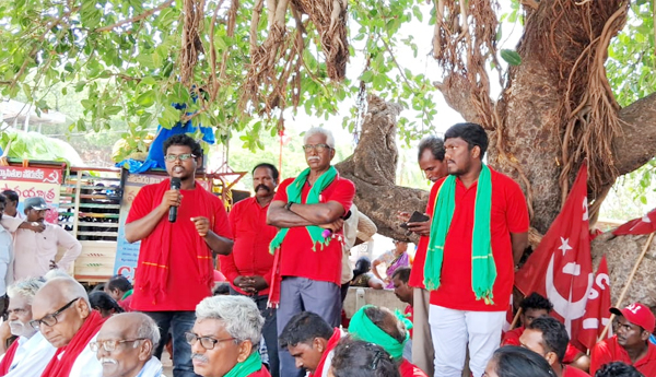 బహిరంగ సభలో మాట్లాడుతున్న