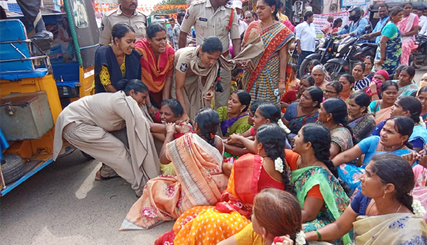police-supress-on-anganwadi-chalo-vijayawada4