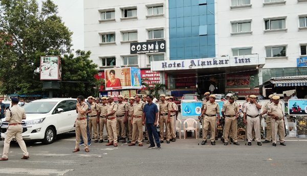police-supress-on-anganwadi-chalo-vijayawada