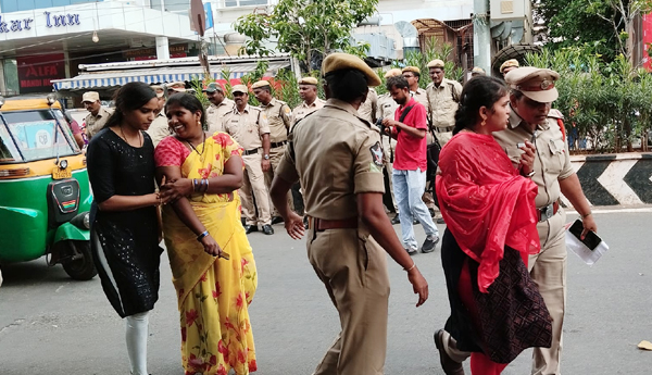 police-supress-on-anganwadi-chalo-vijayawada
